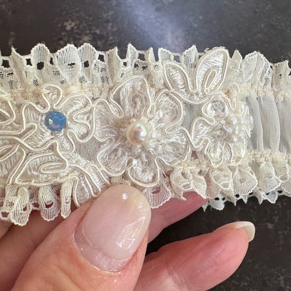 For the Bride - Beautiful Cream Lace Garter with Beading & Pearls - Picture 7 of 13